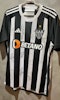 Manto Alvinegro autografado pelos craques do Galo