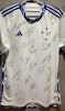 Manto Celeste autografado pelos craques do Cruzeiro